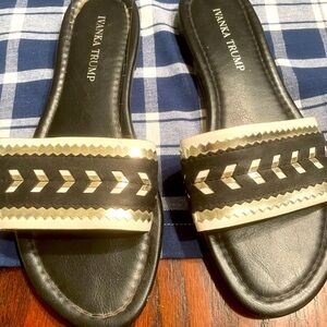 Women’s flat sandals